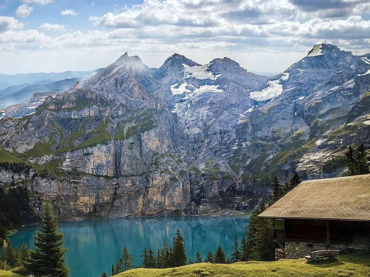 Una sponda rocciosa vista ai primi albori